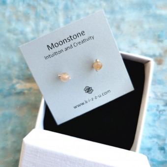 Mondstein-Ohrstecker • Schimmernder Glow & zarte Handmade-Studs • Silber / Gold Filled • Intuition & feminine Energie