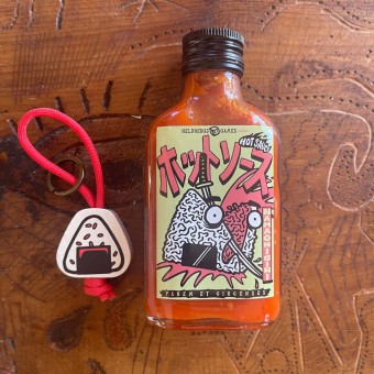 Hot Sauce "Nama Onigiri" - Scharfe Chili Soße mit Habanero Chilis - in Geschenkverpackung inkl. Onigiri Anhänger -  Heldbergs Games