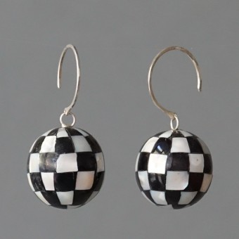Perlmuttkugeln - margaritifera - Ohrhänger - Perlmutt schwarz-weiß und Silber 925