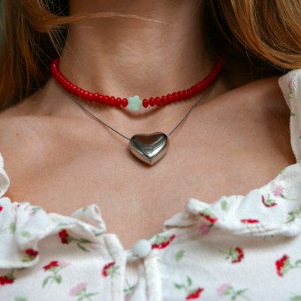 »Blumengarten« – Kette aus roten Edelsteinen und zweierlei Blüten: eine schimmernde Perlmuttblume in der Mitte und eine blaue Glasblüte an der Seite von pinapina