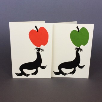 Print now - Riot later ● Robbe mit Apfel, 2 Karten mit Umschlag