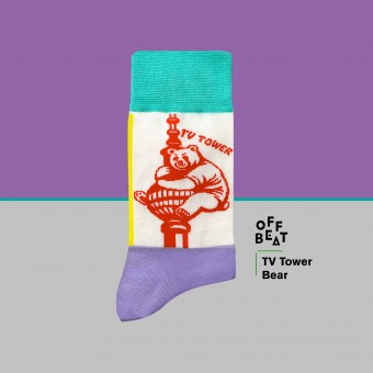 Berlin Bear hugging TV tower von Offbeat