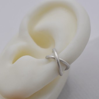Earcuff "Gekreuzt" aus Silber von DOPPELLUDWIG