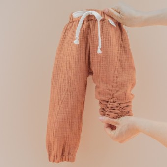 manymooons | Mitwachsende Babyhose | 0–18 Monate | Bio-Musselin | Rot