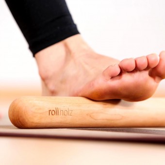rollholz – Minirolle aus Holz für punktuelle Massage von Füßen, Arme & Beine