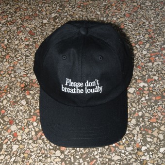 "Please don‘t breathe loudly" Cap, schwarz – studio ciao