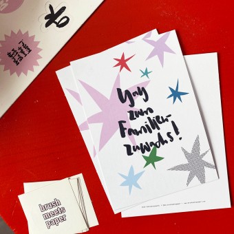 BRUSHMEETSPAPER Postkarte "Familienzuwachs" - Typografie-Karte zur Geburt für Freund:innen & Familie