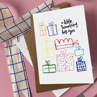 BRUSHMEETSPAPER Grusskarte "Geschenke" - Typografie-Grusskarte für Freund:innen & Familie inkl. Umschlag