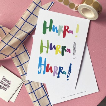BRUSHMEETSPAPER Postkarte "Hurra hurra" - Typografie-Karte für Freund:innen & Familie