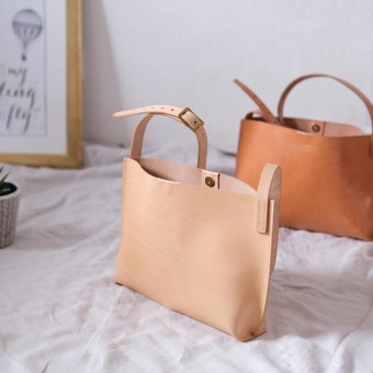 Crossbody Bag, natural // Umhängetasche // pflanzlich gegerbtes Leder // SCHEERER MANUFAKTUR