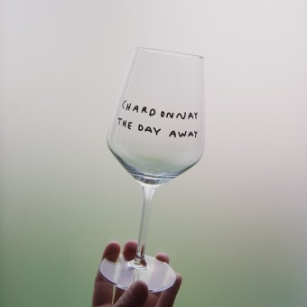 "Chardonnay The Day Away" Weinglas by Johanna Schwarzer × selekkt