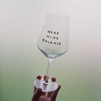 "Work Wine Balance" Weinglas by Johanna Schwarzer × selekkt (erhöhte Lieferzeit)