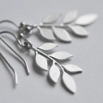 na.hili OHRRINGE "tiny leafs" *Weißgold* silberne Blätter 