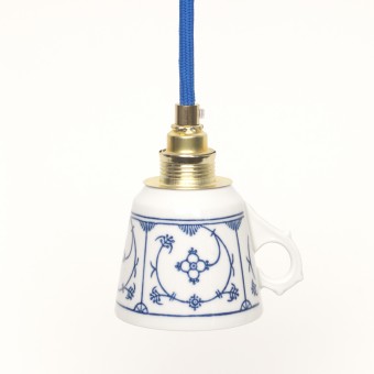 Lieselotte handgefertigte limitierte Lieselotte Hängelampe aus Vintage-Kaffeetasse mit indisch-blauem Dekor