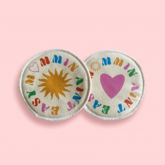 Waschbare Stilleinlagen mit Social Impact und homegrown Design von moodie x mommin ain´t easy