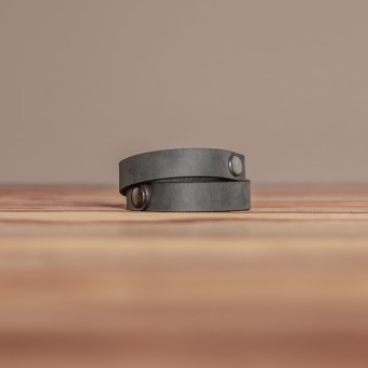 LEDERJUNGE – Nietenarmband, Armband »CARLOS« aus Rhabarberleder (grau)