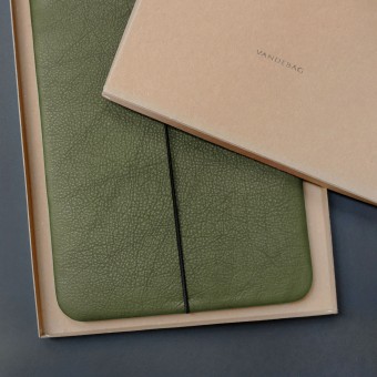 VANDEBAG - MacBook Skin aus olivgrünem Leder