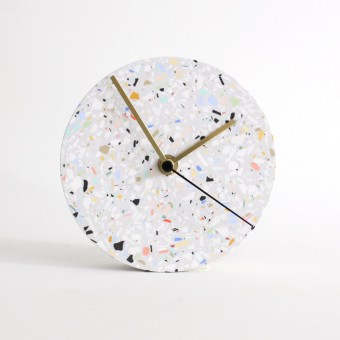 Kleine Wanduhr mit Uhrzeiger aus Messing / Hellgrau / objet vague