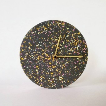 Terrazzo Wanduhr mit Uhrzeiger aus Messing / schwarz-mixte / objet vague