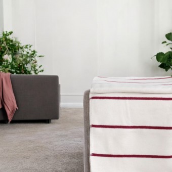 Bio-Baumwolldecke JULE - weiche Kuscheldecke mit schmalen Streifen - RIEMA 
