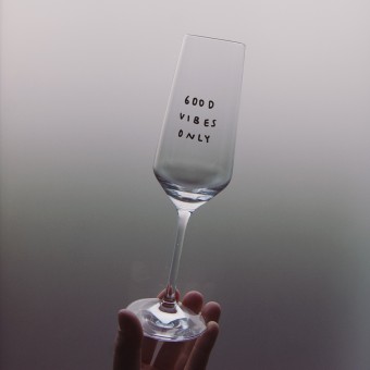 "Good Vibes Only" Sektglas by Johanna Schwarzer × selekkt
