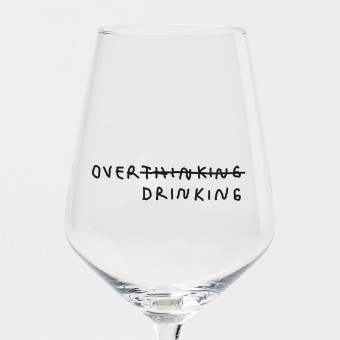 "Over Thinking/Drinking" Weinglas by Johanna Schwarzer × selekkt