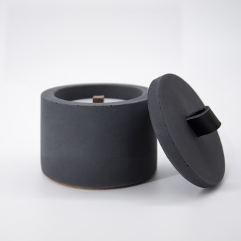 Nachfüllbares Beton-Outdoor-Feuer “DARK S“ – Ledergriff Schwarz von Grellroth Design
