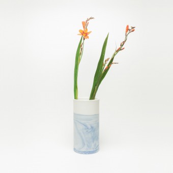 Rimma Tchilingarian – The Blue Vase – Handgemachtes Porzellan, weiß und blau – marmoriert