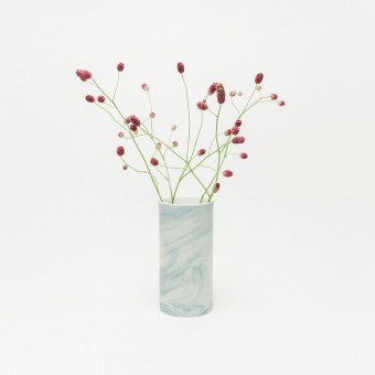 Rimma Tchilingarian – The Grey Vase – Handgemachtes Porzellan, weiß und grau – marmoriert