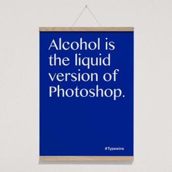 Typo Poster mit Weinspruch "Liquid Photoshop" von Typewine inkl. Magnetischer Posterleiste A2