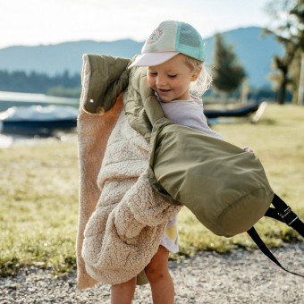 UNFOLD Kinder Kuscheldecke für drinnen und draußen aus rPET in oliv