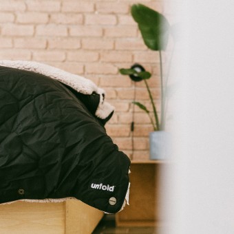 UNFOLD Kuscheldecke für drinnen und draußen aus rPET in schwarz