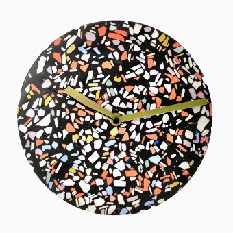 Terrazzo Wanduhr mit Uhrzeiger aus Messing / schwarz-mixte / objet vague