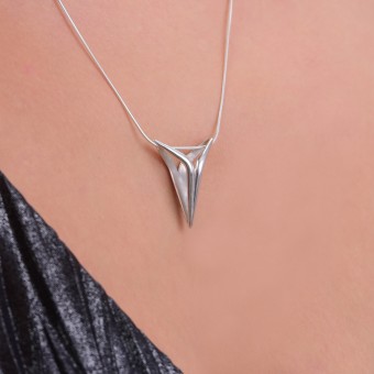 SPACE JEWELS. YOUNIVERSAL Smooth N Sharp, Anhänger mit Kette.
Sterling Silber