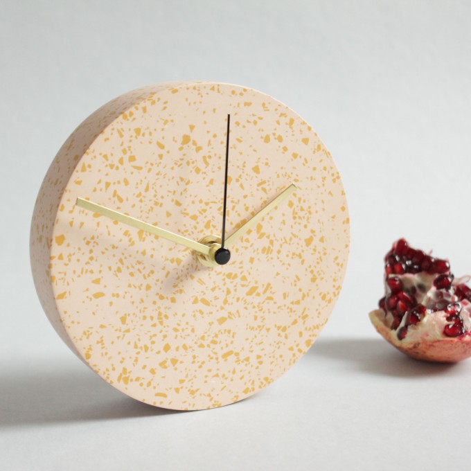 Kleine Wanduhr mit Uhrzeiger aus Messing / Koralle / objet vague