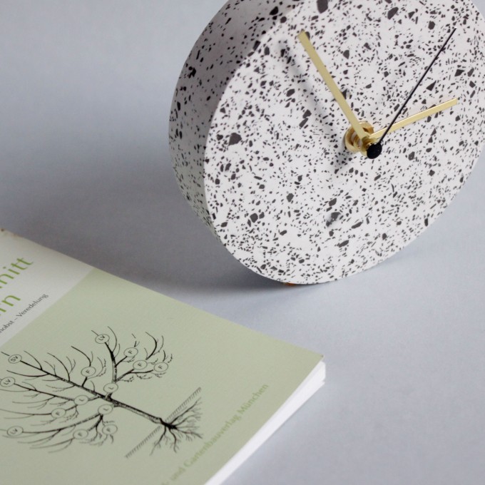 Kleine Wanduhr mit Uhrzeiger aus Messing / Weiß / objet vague