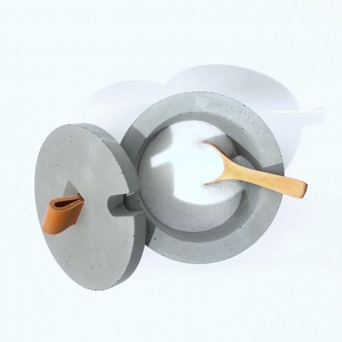 Beton-Zuckertopf mit Holzlöffel – Ledergriff Cognac von Grellroth Design