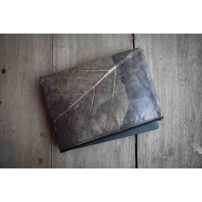Gefütterte nachhaltige Laptop Hülle 15–16" aus Blattleder – Vegane, handgenähte & wasserabweisende Laptoptasche für MacBook in grau / braun BY COPALA