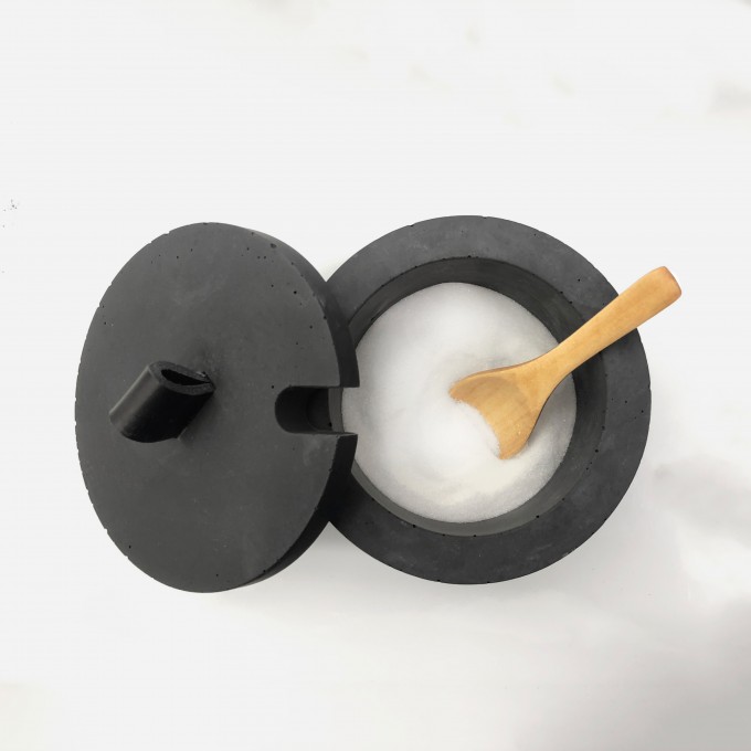 Beton-Zuckertopf mit Holzlöffel – Ledergriff Schwarz von Grellroth Design