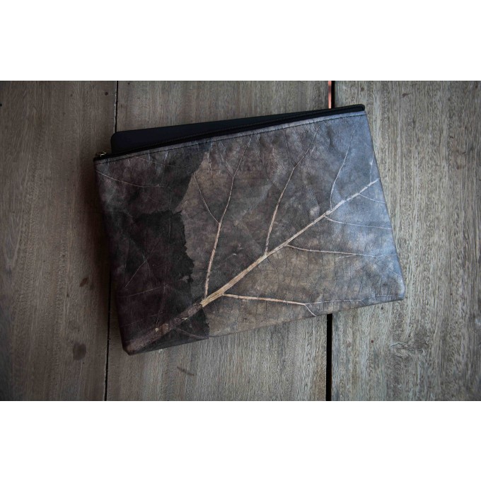Gefütterte nachhaltige Laptop Hülle 13–14" aus Blattleder – Vegane, handgenähte & wasserabweisende Laptoptasche MacBook Air/Pro - grau/braun BY COPALA