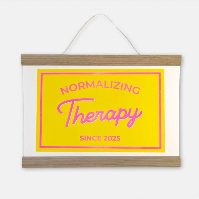 Riso-Poster Normalizing Therapy & Magnetischer Aufhänger – Brunhilda