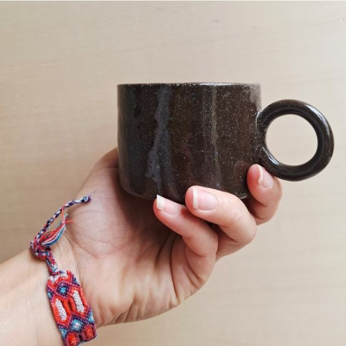 Skelini – Kaffeetasse aus schokobraunem Ton mit feinen blauen Sprenkeln