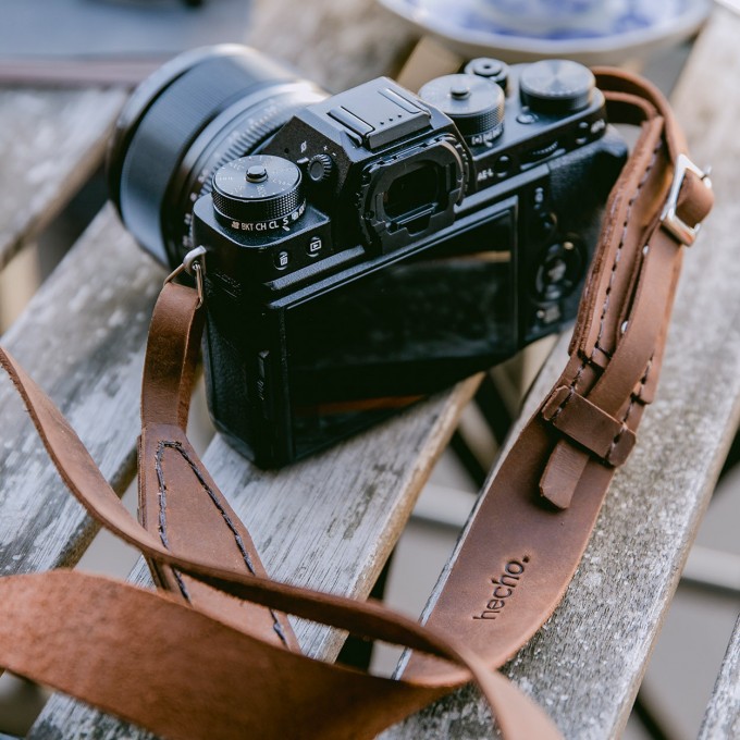 hecho. Kameragurt aus Pull-Up Leder | Handmade & Fair-Fashion | Dark Wood