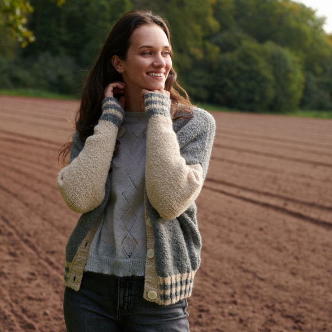 Boucle Strickcardigan VICKY mit Collegestreifen (grau) von wildes.