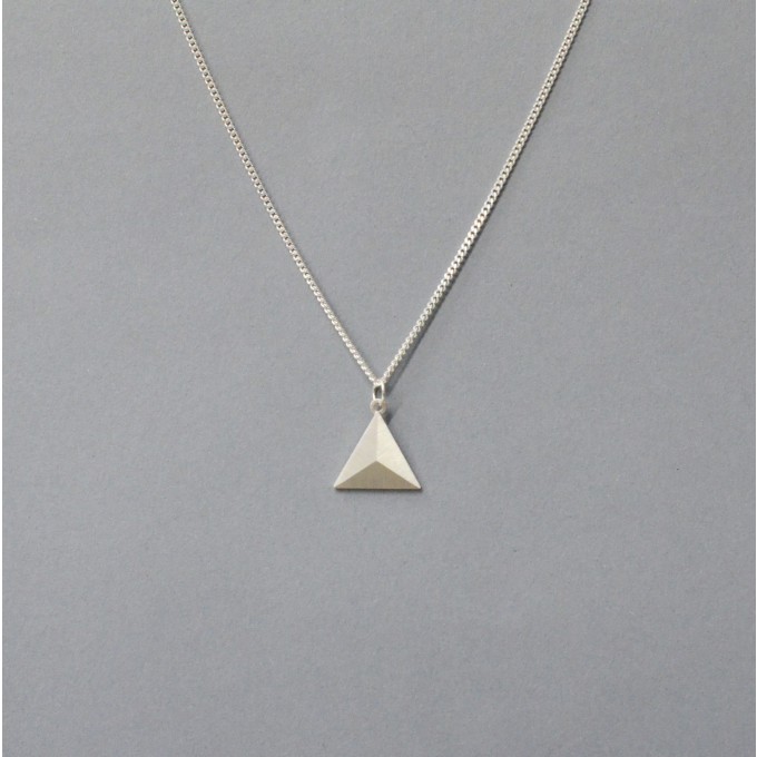 Teresa Gruber 
Anhänger "flat platonics- pyramid", 
925 Silber