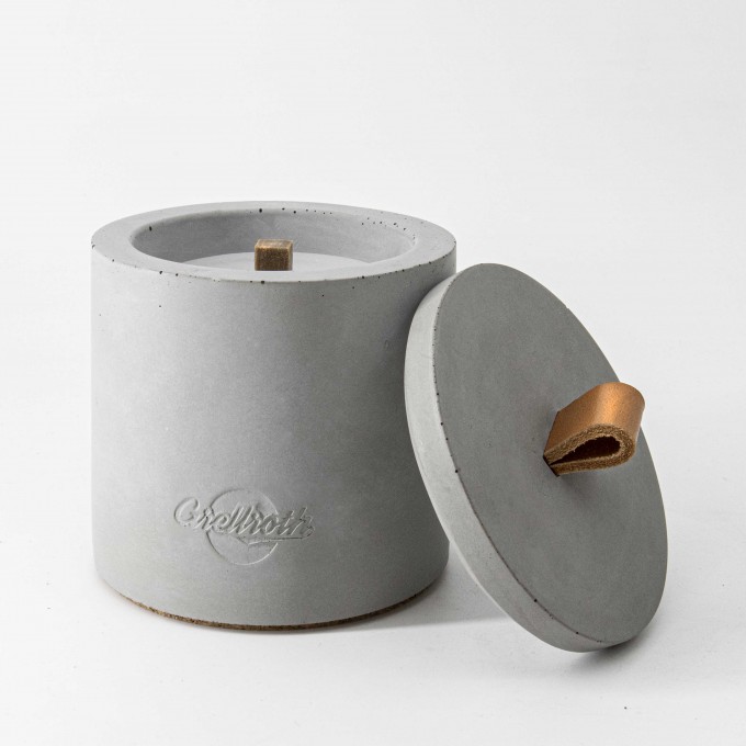 Nachfüllbares Beton-Outdoor-Feuer “LIGHT M“ – mit Ledergriff Farbe Cognac - Ideal Wachsreste verbrauchen