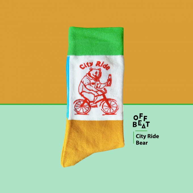 Bear Riding Bicycle Socken von Offbeat