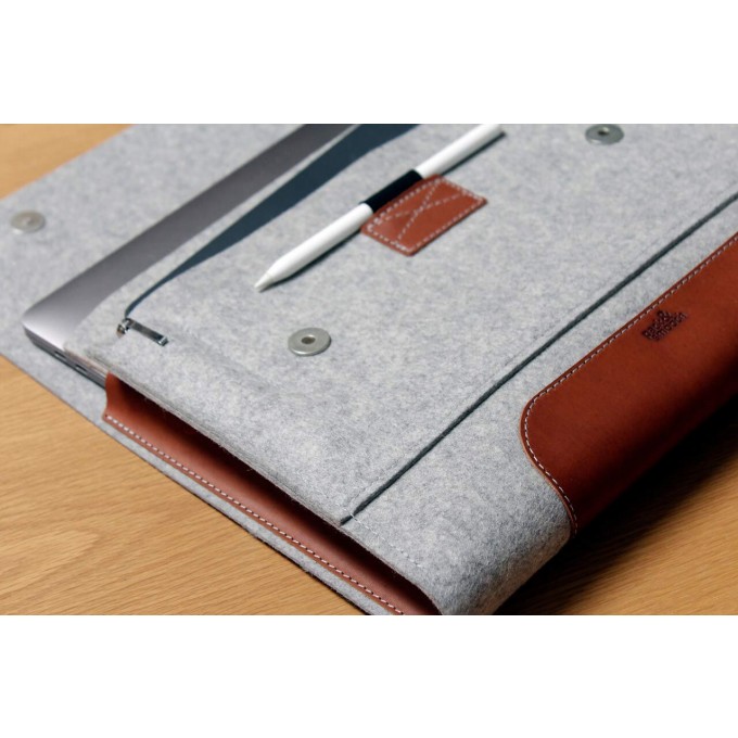 Laptop / MacBook Pro / iPad Pro Folio Case, Laptoptasche "Corriedale"
100% Merino Wollfilz (Mulesing-frei), Pflanzlich gegerbtes Leder