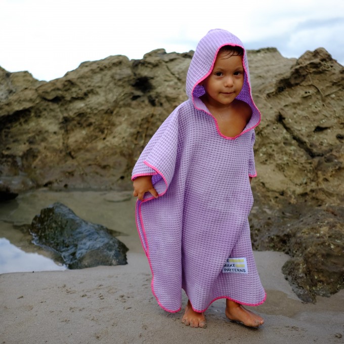 We Make Patterns - Kinderponcho Baden Lila (2-5 J.)