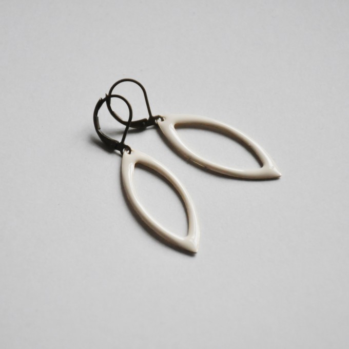 nahili UNIKAT - OHRRINGE - weiße Ellipsen - Emaille creme weiß altgold Bronze 